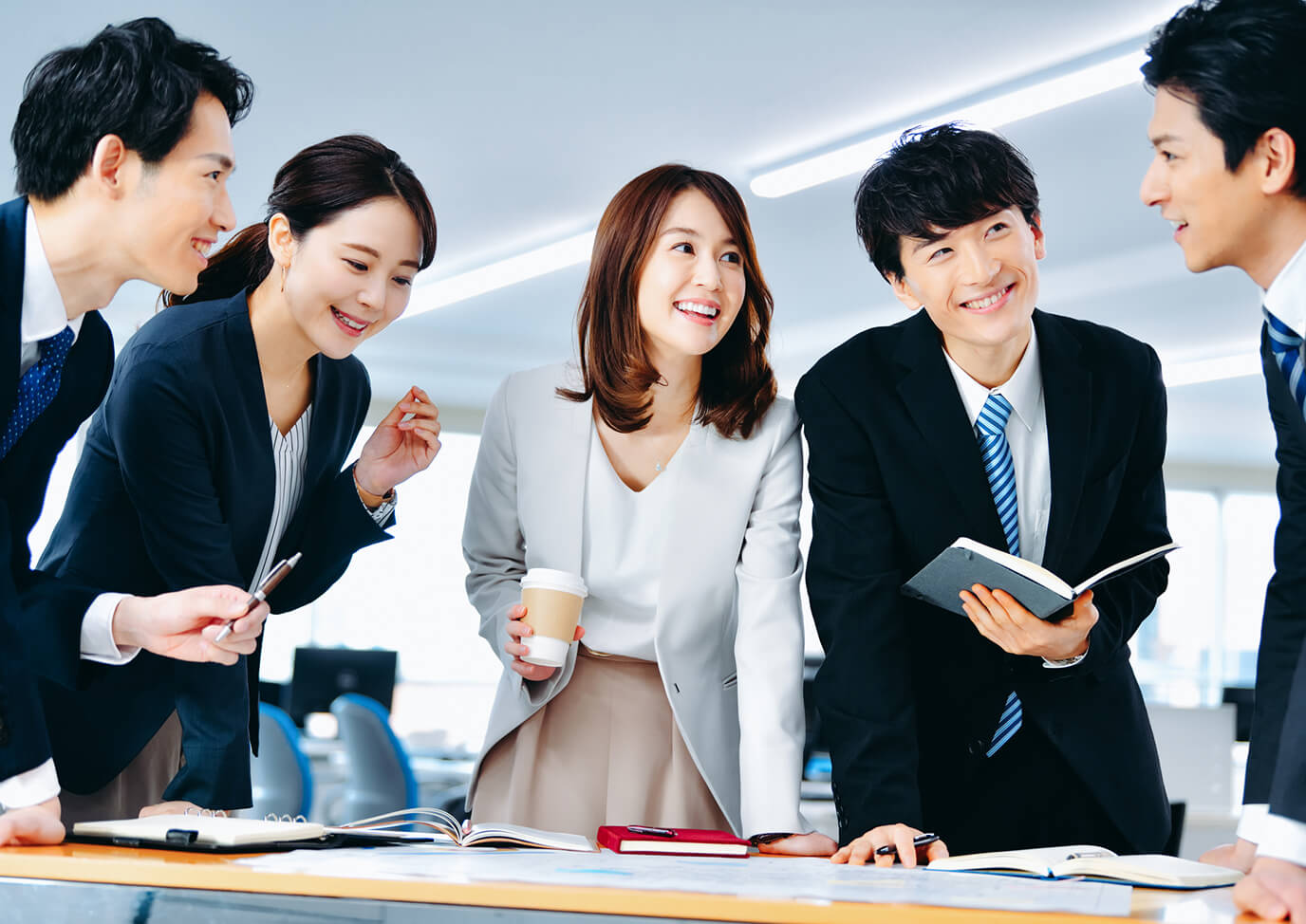 画像:複数の社員が打合せをしている様子画像|株式会社アッシュゴールド