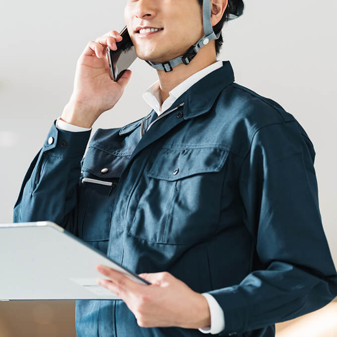 画像:作業員が電話で確認する様子|株式会社アッシュゴールド